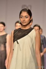 Model walk the ramp for Vaishali S Show at Wills Lifestyle India Fashion Week 2012 day 4 on 9th Oct 2012 (61).JPG